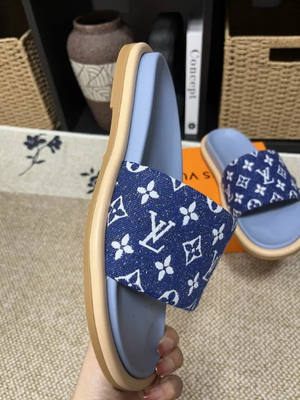 P320💰[New Style] 2025 New Couple Style [LOUlS VUlTTON] Comes with drawer box, bag, card, invoice "Louis Vuitton ~ unique modern style sandals. 》LV counter purchasing 🏃Men's and women's casual slippers, sold at the same time at the counter, the original old flower uppers are soft and comfortable, (refuse to discolor and rub feet) soles: original factory special combination of original soles, code number: 35--46 45 46 customized multi-colors 🉑️choose
